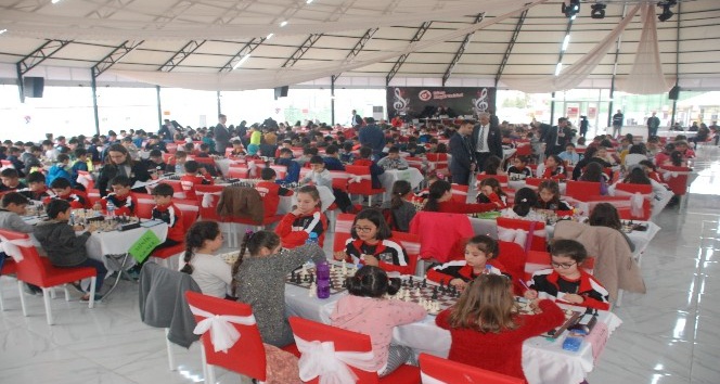 Tokat’ta, 400 öğrenci mat etmek için yarıştı