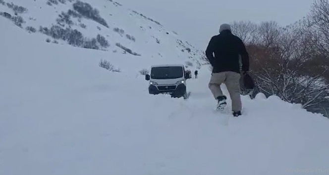 Karlıova’da yola çığ düştü, evin çatısı kardan çöktü