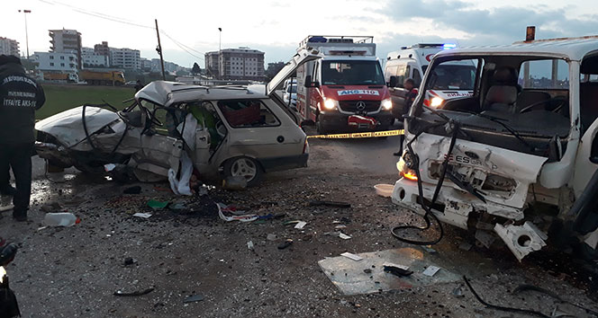İzmir’de iki araç kafa kafaya çarpıştı: 1 ölü, 3 yaralı