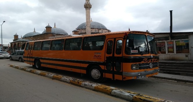 Baba yadigarı otobüsü ücretsiz cenaze hizmetlerinde kullanıyor