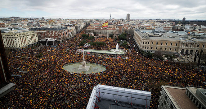 Madrid&#039;de binlerce kişi hükümetin Katalonya politikasını protesto etti