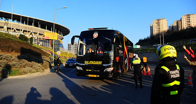 Galatasaray ve Trabzonspor stada geldi