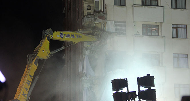 Kartal&#039;da yıkılan binanın yanındaki binada yıkıma başlandı