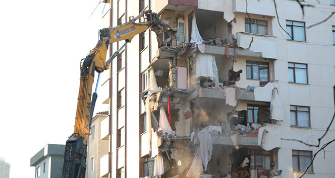 Kartal&#039;da tahliye edilen apartmanının yıkımına yeniden başlandı