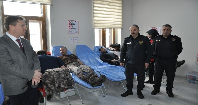 Kars’ta polis, Türk Kızılay’ına kan bağışında bulundu