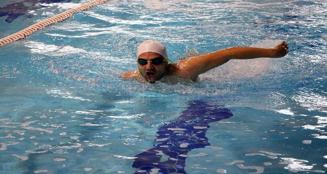 Engelli yüzücü azmiyle örnek oluyor