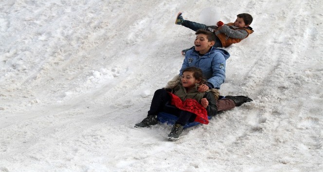 Çocukların bidonla kızaklı kar keyfi