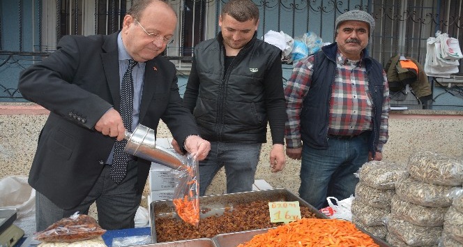 Başkan Özakcan pazar tezgahının başına geçti