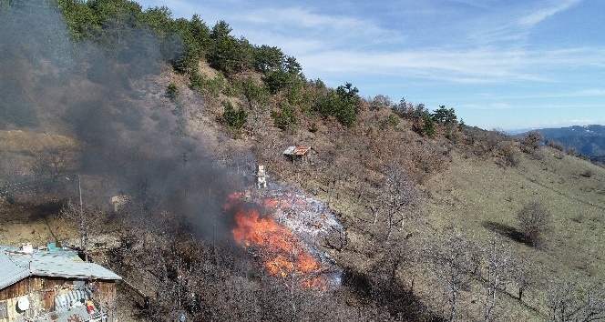 Karabük’te köy yangınında 1 ev, 2 ambar kül oldu