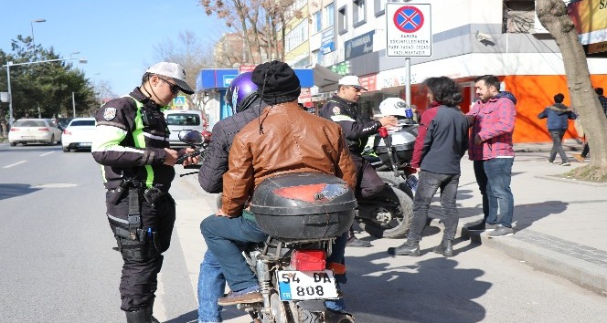 Sakarya’da kurallara uymayan motosikletler otoparka çekildi