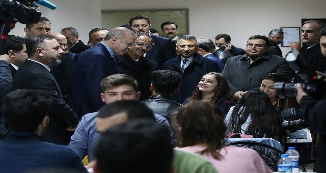 Cumhurbaşkanı Erdoğan millet kıraathanesinde gençlerle bir araya geldi