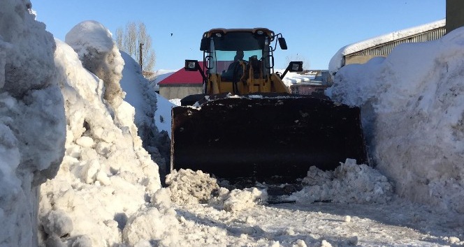20 yılın en çetin kışını geçiren Karlıova’da karla mücadele