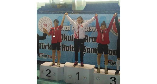 Edirneli genç halterci Bahar, Türkiye şampiyonu oldu