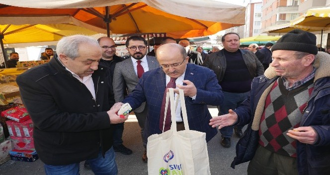 Başkan Gümrükçüoğlu Salı pazarında bez torba dağıttı
