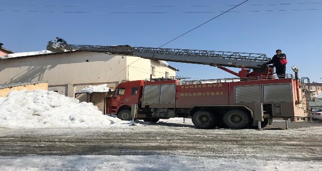 Belediye ekiplerinden çatılardaki kar kütlelerini temizleme çalışması