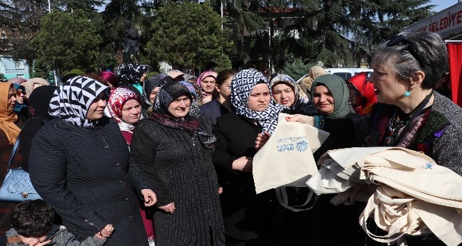 Kocaeli’de kadınlar 10 bin bez torba üretmek için meydanda buluştu