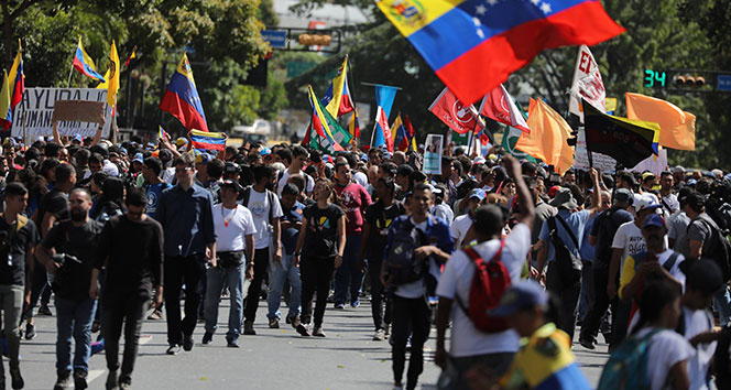 Venezuela’da Maduro ve Guadio destekçileri meydanlarda