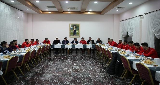 Rektör Biber’den Serhat Ardahansporlu futbolculara moral yemeği