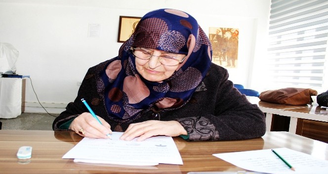 Okuma yazma öğrenme azimleri takdir topluyor