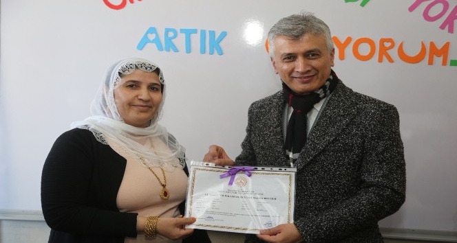 Kaymakam Arıcan, başarılı kursiyerlere sertifikalarını verdi