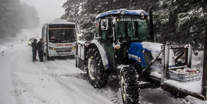 Kar yolları kapattı, Kazdağları'nda onlarca araç mahsur kaldı