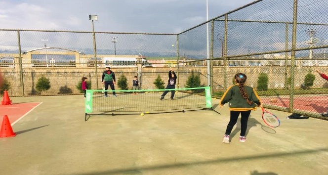 Silopili öğrenciler tenis öğreniyor