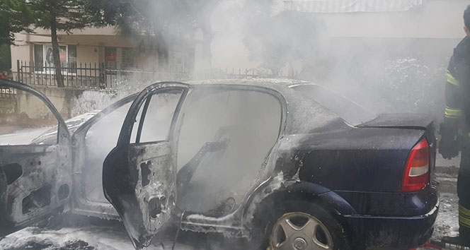 Otomobil alev alev yandı, sürücü canını zor kurtardı