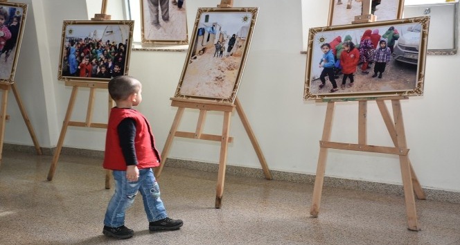 Küçük çocuk, Azez’deki yaşıtlarını görünce bakakaldı