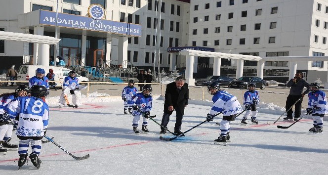 Ardahan Üniversitesinde, buz pisti açıldı