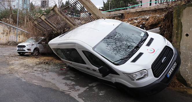Beykoz&#039;da istinat duvarı çöktü araçlar altında kaldı