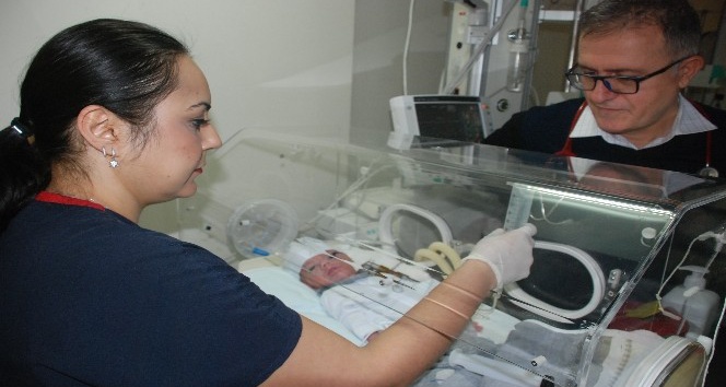 1,5 kilo doğan bebek nadir görülen hastalığı ile boğuşuyor