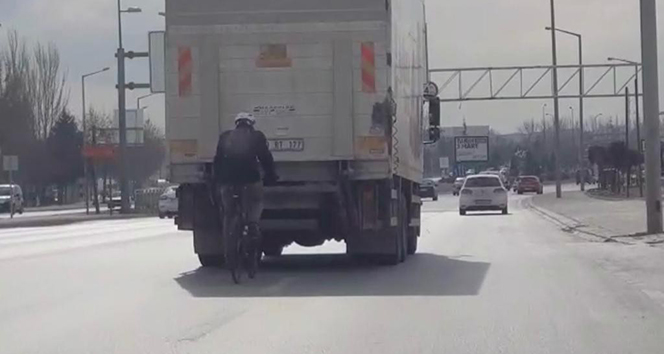 Bisikletle kamyon arkasındaki tehlikeli yolculuk hayrete düşürdü