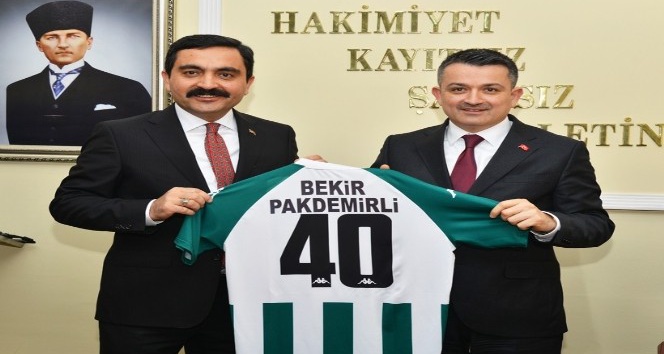 Bakan Pakdemirli: "2 dakikalık kuyruklara laf edenler her şeyi kuyrukla satıyor"