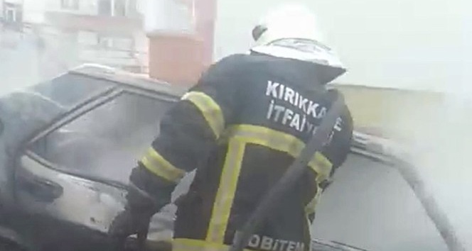 Sahipsiz otomobil çıkan yangında küle döndü