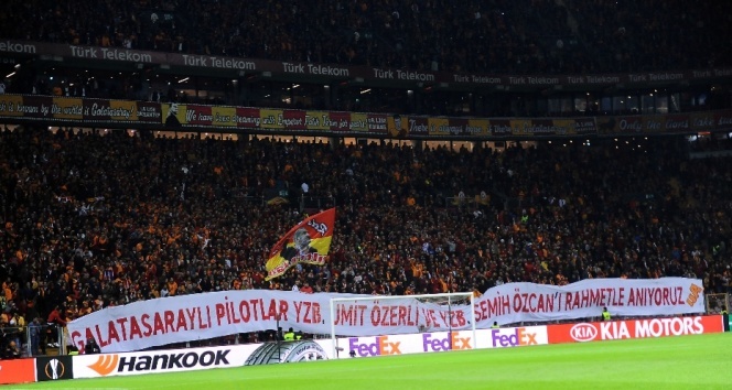 Galatasaray taraftarından anlamlı pankartlar