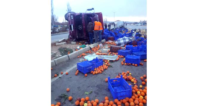 Meyve yüklü tır devrildi: 1 ölü, 1 yaralı