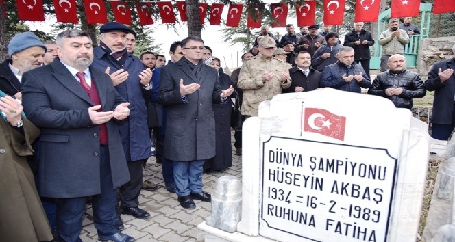 Dünya Şampiyonu güreşçi, mezarı başında anıldı