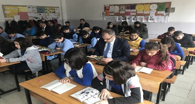 Kaymakam Üçer, öğrencilerle birlikte kitap okudu