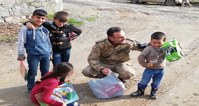 Lastik yakıp yolu trafiğe kapatan gruba jandarma müdahale etti
