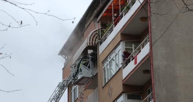 7 katlı binada çıkan yangın paniğe neden oldu