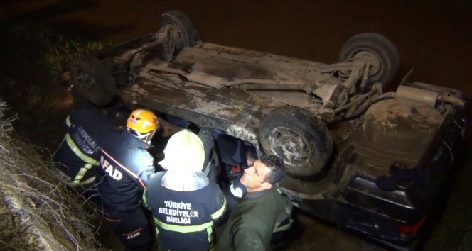 Otomobiliyle dereye düşen sürücü, boğulmaktan son anda kurtarıldı