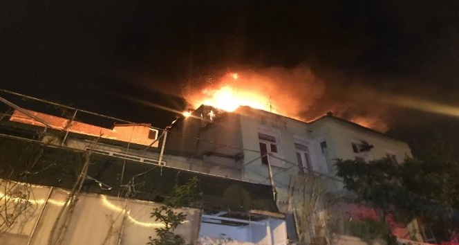 Fatih’te 3 katlı binanın çatısı alev alev yandı