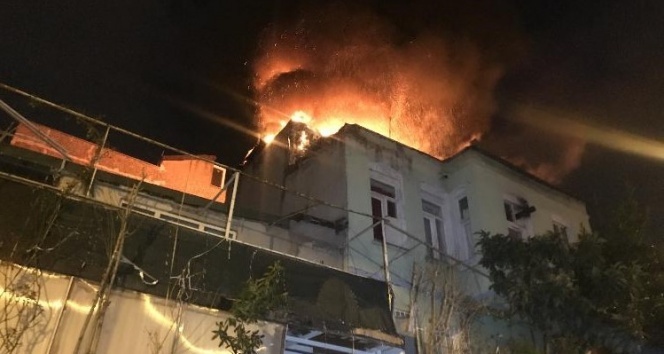Fatih’te 3 katlı binanın çatısı alev alev yandı