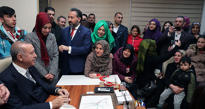 Cumhurbaşkanı Erdoğan partililerle çay içti