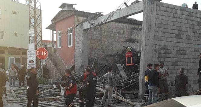 Mersin&#039;de inşaat iskelesi çöktü: 4 yaralı