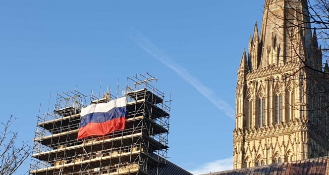 İngiltere&#039;nin en eski katedraline Rus bayrağı asıldı, siyasi kriz çıktı