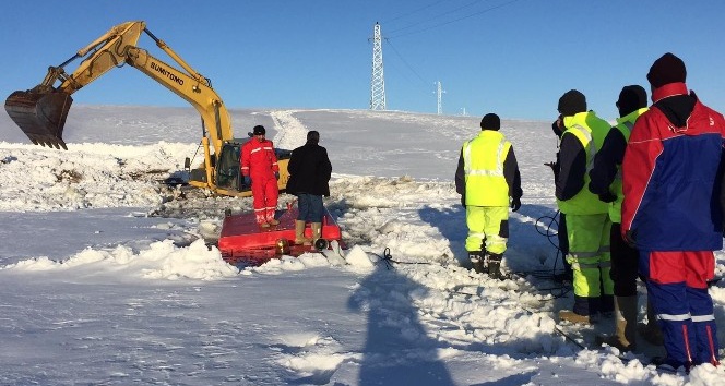 Donan baraja gömülen araç, 10 saatlik çalışmayla kurtarıldı