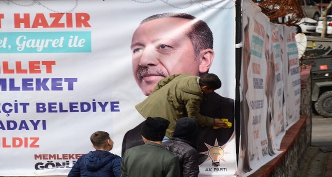 Şırnak’ta bir çocuk, Cumhurbaşkanı Erdoğan’ın kirlenen afişini temizledi