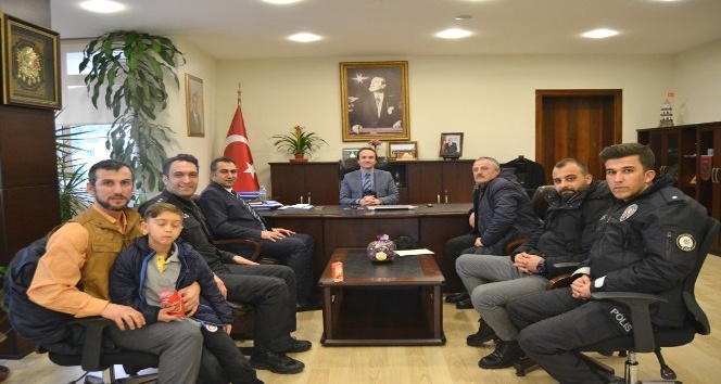 Bankamatikte bulduğu parayı polise teslim etti