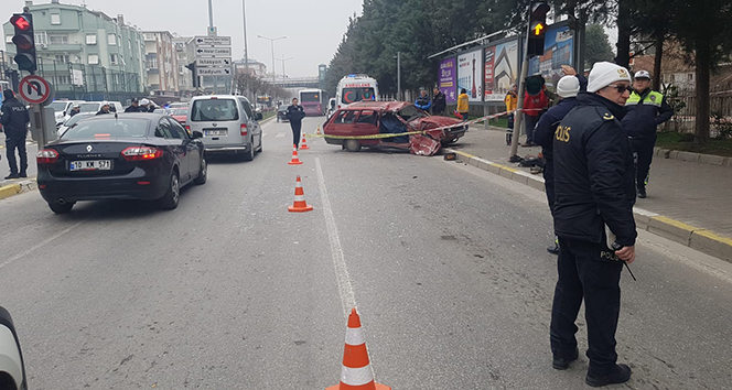 Balıkesir&#039;de otobüs ile otomobil çarpıştı: 1 ölü